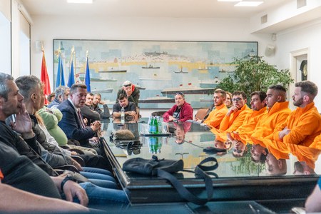 Consalvo premia il lavoro portuale di Trieste e Monfalcone: targa ai lavoratori degli art. 17 di ALPT e Alto Adriatico