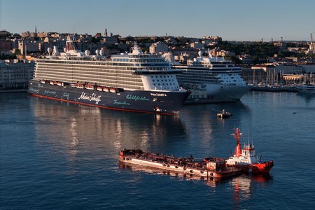 Trieste accoglie Mein Schiff 4, la nave che ha sfidato lo stretto di Hormuz. Cerimonia a bordo e oggi l'imbarco di 1.600 passeggeri