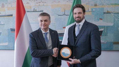 Il viceministro delle Infrastrutture e dei Trasporti Rixi e il viceministro ungherese degli Affari esteri e Commercio Magyar in visita al terminal Adria Port a Trieste